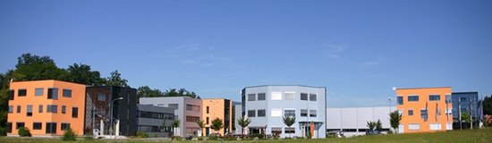 W ciągu niespełna roku, w ramach współpracy gmin Stainz, Georgsberg i St. Stefan z firmą TCM oraz firmą Peters GmbH, w 2003 roku wybudowano Centrum Technologii i Rozwoju, które stało się nową siedzibą firmy TCM. 