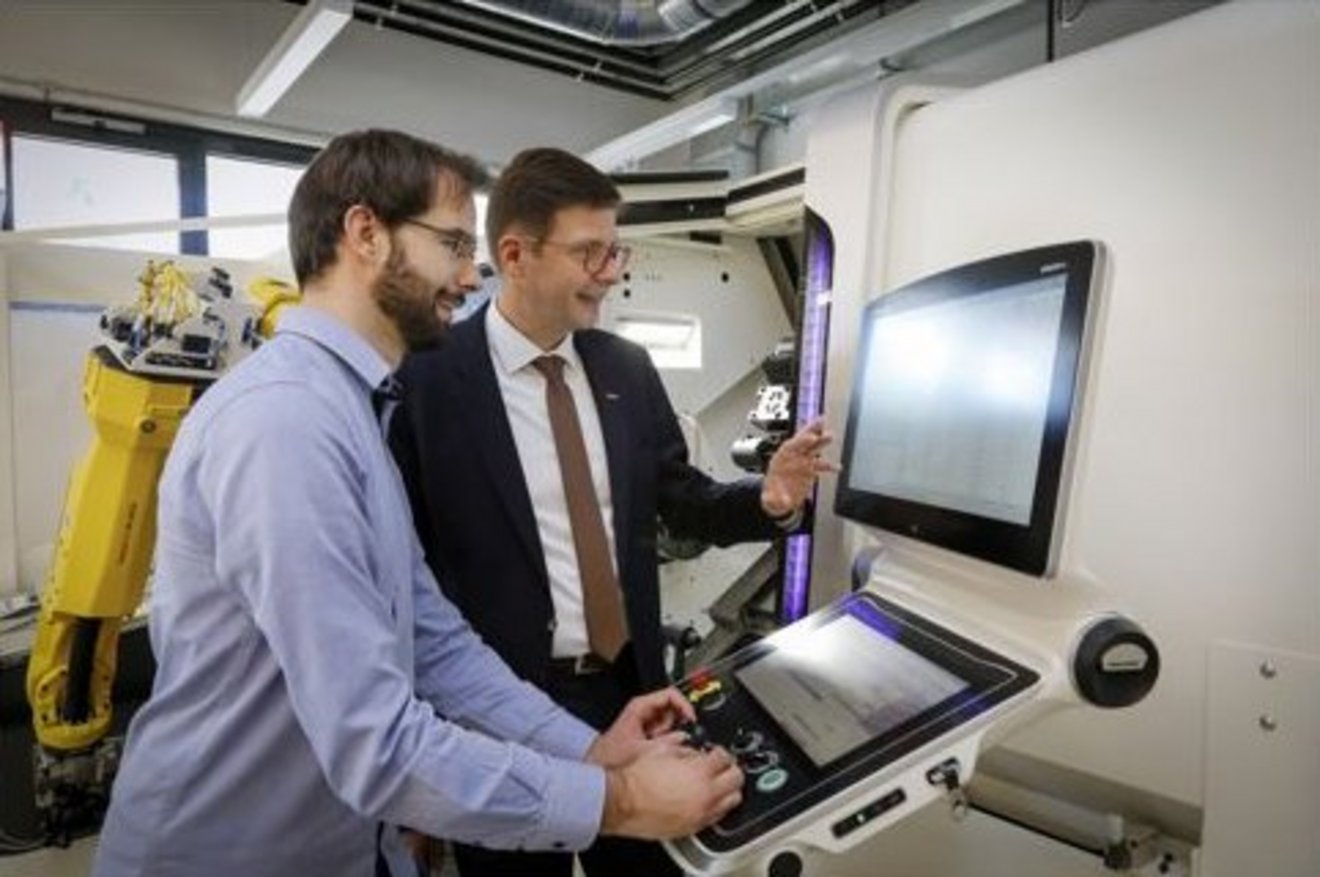 University. Prof. Dr. Franz Haas in the CNC production of the TCM Academy